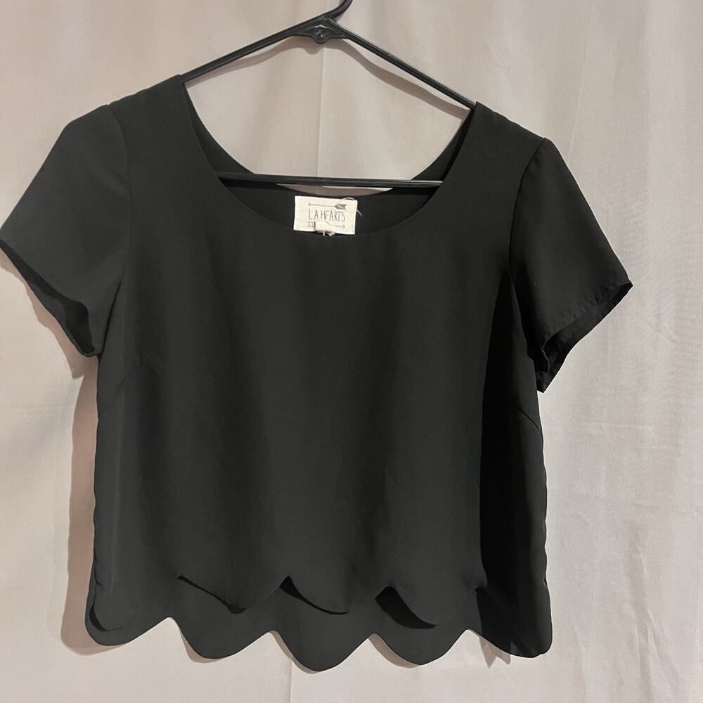 La Hearts black crop top featuring a scalloped hem Size Small TG2054